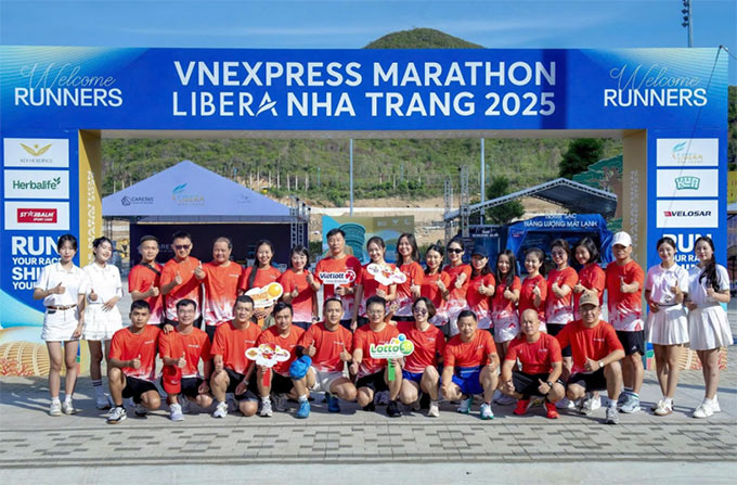 Vietlott's running team at VnExpress Marathon Libera Nha Trang 2025