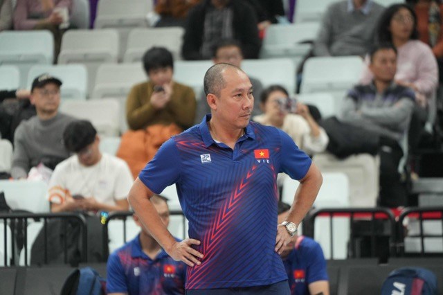 Coach Nguyen Tuan Kiet and his students tried to prepare for the first time to attend the world championship.