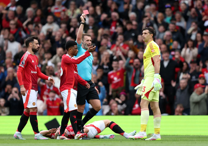 Martinez had to receive a red card in the match against MU in May because of lack of calm
