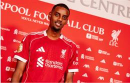 Alexander Isak officially joined Liverpool, wearing shirt number 9