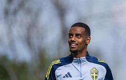 Viktor Gyokeres congratulates Alexander Isak 
