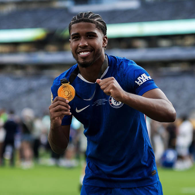 Santos does not want to leave MU at this time